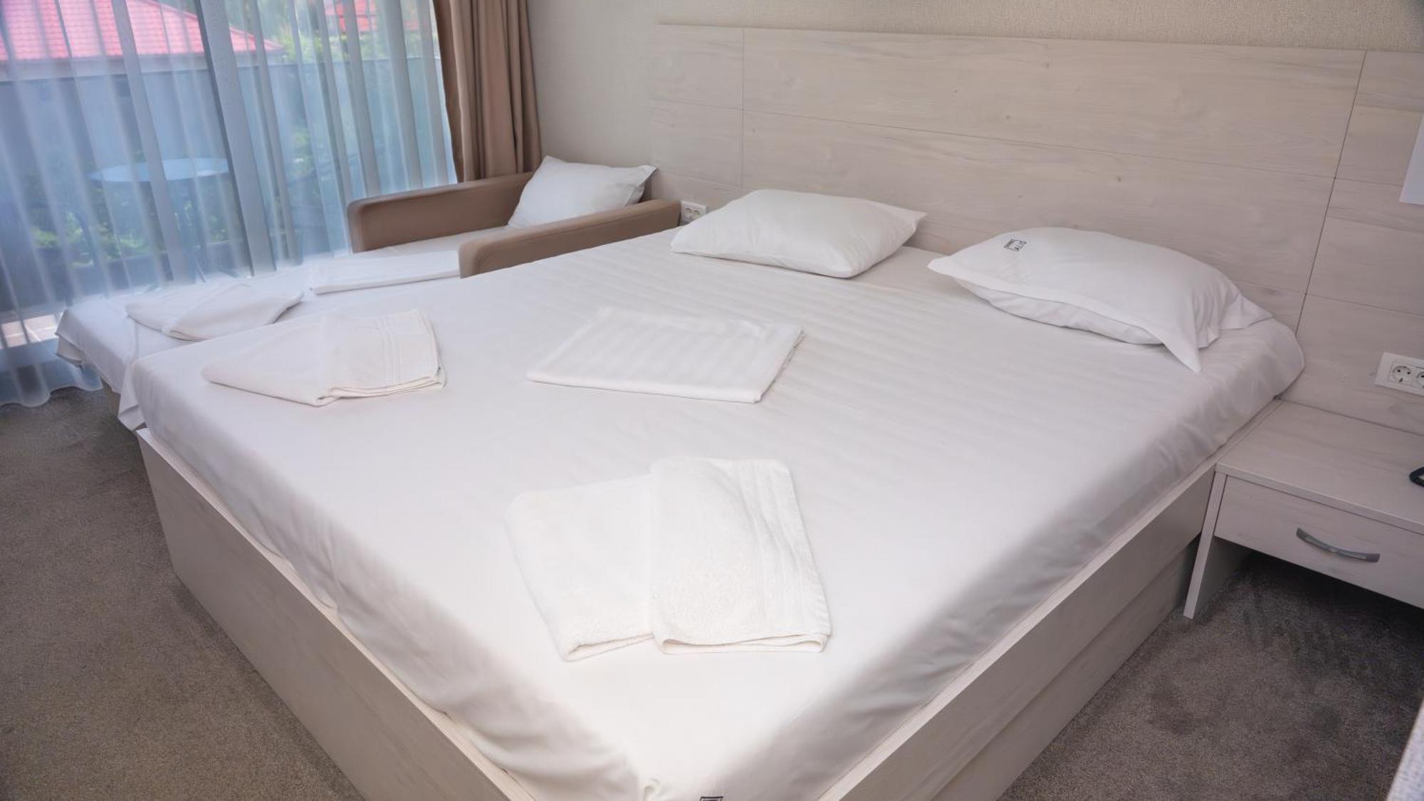 Hotel Alis เอโฟริเอนอร์ด ภายนอก รูปภาพ