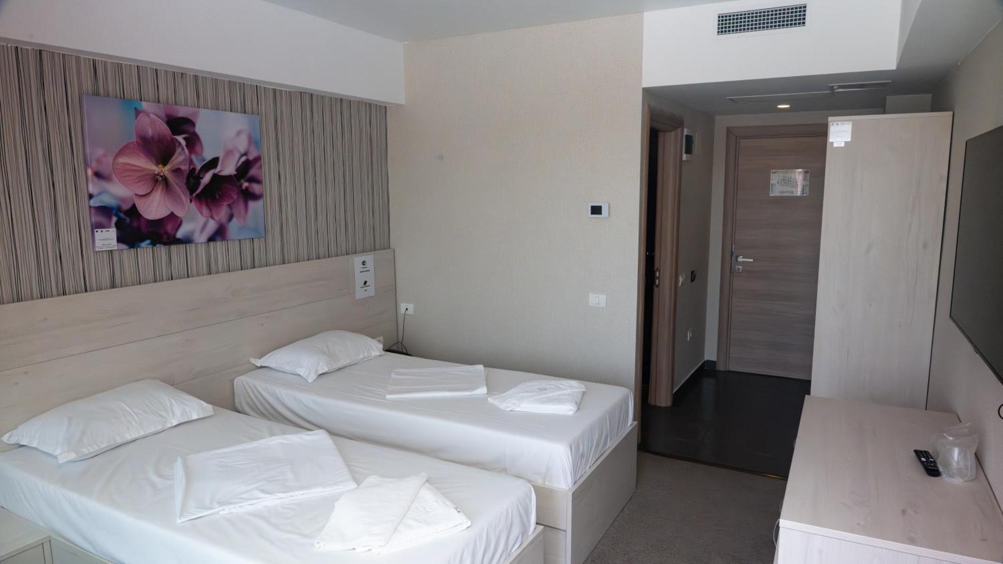 Hotel Alis เอโฟริเอนอร์ด ภายนอก รูปภาพ